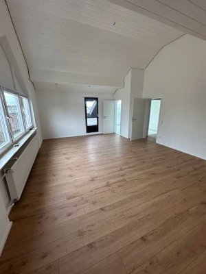 Renovierte 3-Zimmer-Dachgeschosswohnung mit ca. 92 qm, Loggia+Außenstellplatz ab sofort zu vermieten