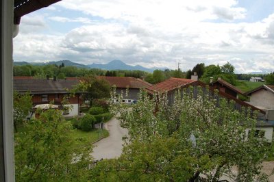 Surheim: 4 Zimmerwohnung,  mit Balkon ,1. OG in 2 Familienhaus