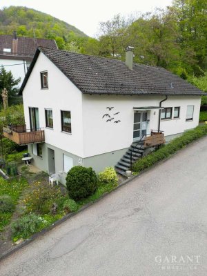 Idyllisches Einfamilienhaus mit Einliegerwohnung und unverbaubarem Blick auf den Rosenstein