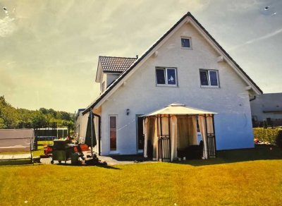 Freistehendes Einfamilienhaus mit Erdwärmepumpe und Gewerbehalle in ruhiger Randlage, Gewerbeobjekt