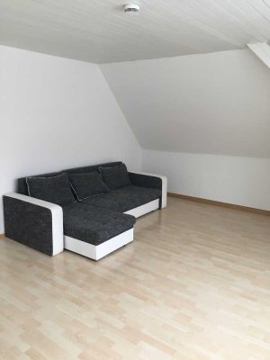 *1,5 Zimmer DG-Wohnung *Küche mit EBK *Spitzboden *Duschbad*