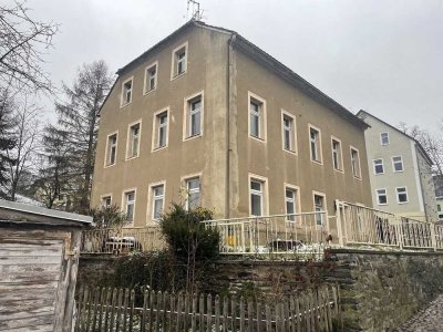 Großes, sanierungsbedürftiges Einfamilienhaus in zentraler Lage