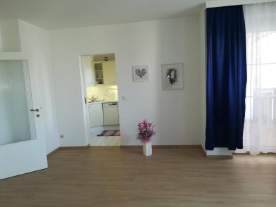 Bezugsfertige, renovierte 2-Raum-Wohnung mit Küche, Loggia, eigene Garage + eigener PKW-Abstellplatz in Seewalchen am Attersee