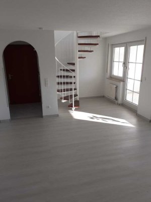 Helle 2,5-Zimmer-Maisonette-Wohnung mit überdachtem Balkon und Einbauküche in Rutesheim-Perouse