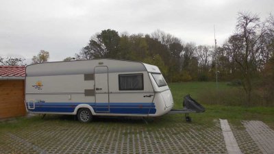 komfortabler Caravan mit Fußbodenheizung, Küche und Bad separat, Blick ins Grüne