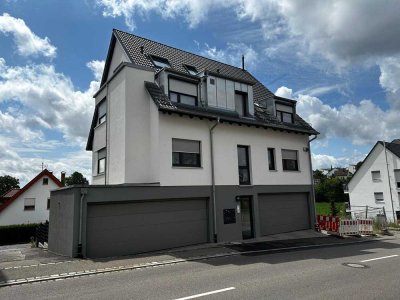 Neuwertige Dachgeschoss-Maisonette-Wohnung mit Einbauküche, Balkon, Keller und Garage