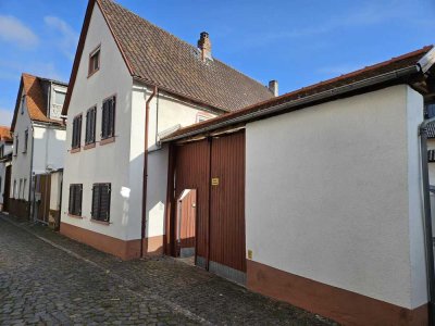 Einfamilienwohnhaus mit Innenhof und Scheune in Großostheim