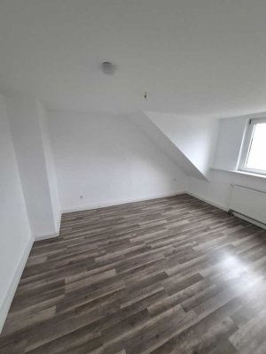 Neu renovierte 3-Zimmer-Dachgeschosswohnung mit Einbauküche im Herzen von MG-Rheydt