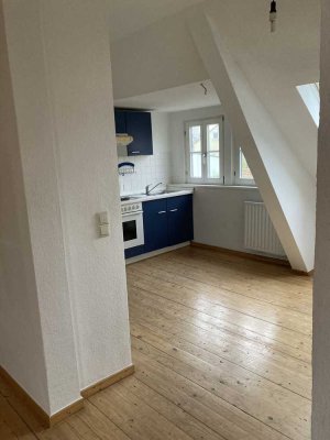 Geschmackvolle, vollständig renovierte 2,5-Zimmer-Dachgeschosswohnung in charmantem Altbau