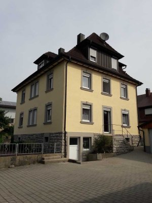 Attraktives Mehrfamilienhaus mit großem Garten und drei Garagen!