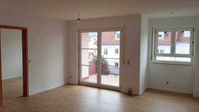 Helle 2-Zimmer-Wohnung mit großem Balkon und Küche