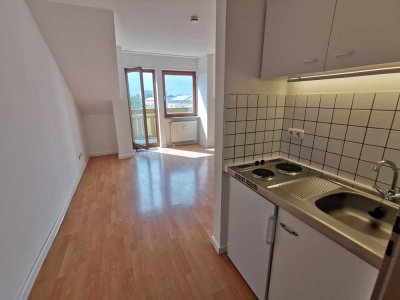 Sonnige Dachgeschosswohnung mit Balkon und Einbauküche in Augsburg/  Oberhausen