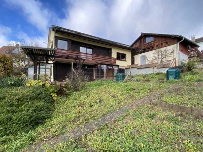 Einfamilienwohnhaus mit PV-Anlage und Garagengebäude, auf großem Grundstück, in Ortsrandlage