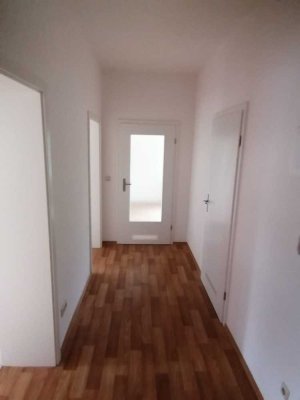 Preiswerte 2-Raum-Hochparterre-Wohnung mit Balkon in Waldheim