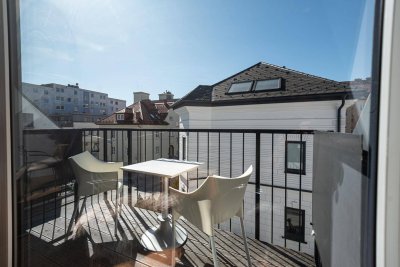 Großzügiges 1-Zimmer-Dachatelier mit herrlichem Sonnenbalkon, sehr ruhig und dennoch zental