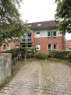 3 Zimmer Dachgeschosswohnung mit Balkon und Wannenbad in fußläufiger Nähe der Lübecker Stadtgrenze