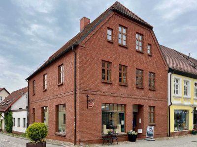 Charmantes Stadthaus mit Maisonette-Wohnung und Ladengeschäft im Herzen von Stavenhagen