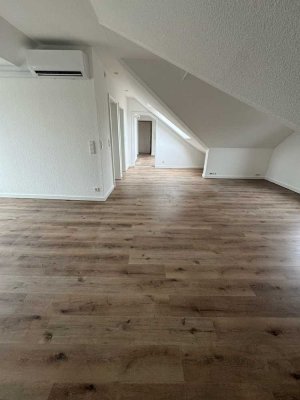 Schöne und vollst. renovierte 2,5-Raum-Dachgeschosswohnung mit geh. Innenausstattung mit EBK