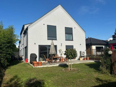 Modernes Niedrigenergiehaus mit Terrasse und Garten