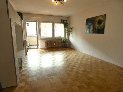 * Lage, Lage, Lage * Gut geschnittene 2-Zimmer-Wohnung mit Loggia und Aufzug