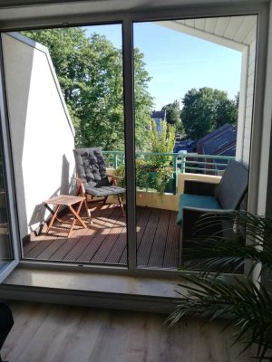 Ruhige und modernisierte 2-Zimmer-Dachgeschosswohnung mit Balkon, TG Stellplatz und EBK in Neuss