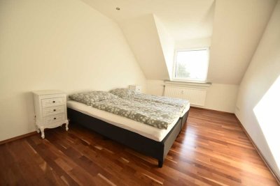 Geschmackvolle 4-Raum-DG-Wohnung mit Balkon und EBK in Düsseldorf