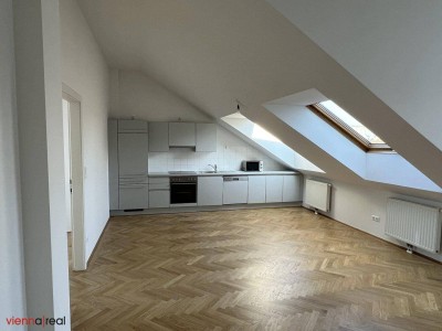 UNBEFRISTET - Lichtdurchflutete, ruhige und großzügige 4-Zimmer Dachgeschosswohnung mit 3 Terrassen, Abstellraum und Kellerabteil