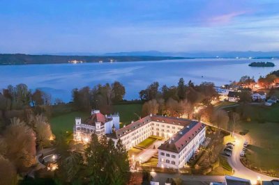 Zuhause im Schloss mit privatem Seezugang. Traumhafte Wohnung mit Atelier.