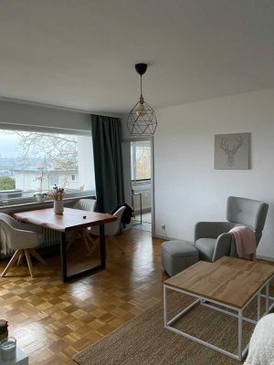 Gepflegte möblierte 2-Zimmer-Wohnung mit Balkon und Blick über die Stadt - Stellplatz möglich