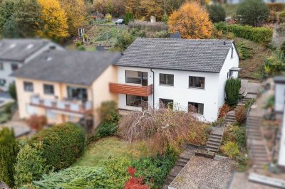 Wohnen mit tollem Ausblick: Zweifamilienhaus mit Modernisierungsbedarf auf attraktivem Grundstück