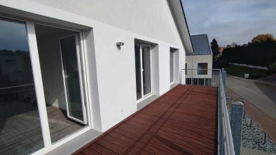 Neuwertige 3,5 Zimmer-Wohnung mit Balkon, EBK und Stellplatz, sowie Kellerraum