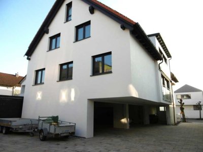 Karlsdorf: Großzügige 5 Zi. OG Whg. 145 qm, Erstbezug, Fahrstuhl, fr. Balkon, Gäste-WC, Klimaanlage