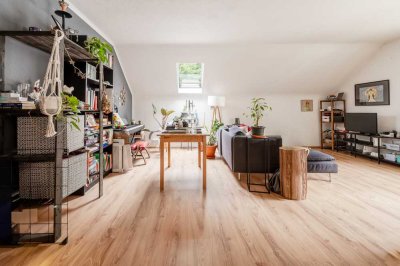 Moderne Dachgeschosswohnung mit 3 Zimmern und Balkon