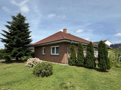 Frühjahrsaktion: Gepflegter Bungalow mit Kamin und Carport in Grimmen