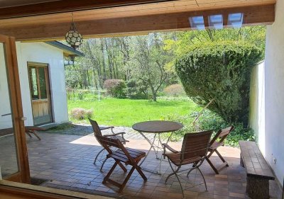 Repräsentativer Bungalow im andalusischen Stil in ruhiger Siedlungslage am Waldrand bei Mühldorf