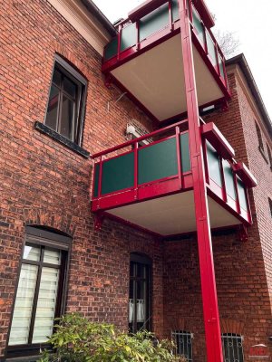 Individuell geschnittene Wohnung mit Balkon