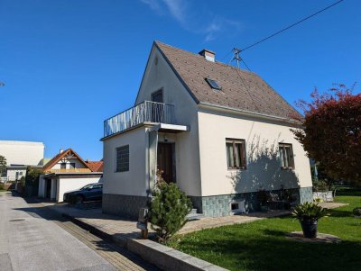 Einfamilienhaus in ruhiger Siedlungslage mit Carport und Garage