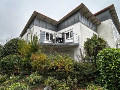 Schöne und großzügige Erdgeschosswohnung mit Terrasse und 2 Stellplätzen