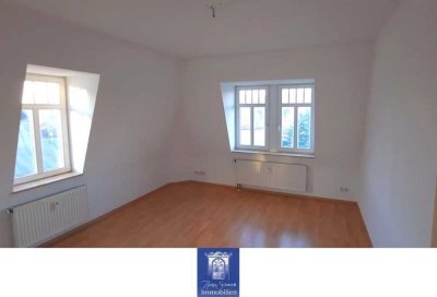 Charmante Dachwohnung mit Balkon, Wohnküche und Tageslichtbad mit Wanne!