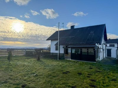 - Weitblick in die Alpen - Sanierungsbedürftiges Einfamilienhaus auf sonnigem Grundstück