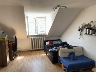 3-Zimmer-Dachgeschoss-Wohnung (ca. 70 m2) in saniertem Altbau in Innenstadtlage von Lahr!