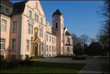 Neuss, am Marianum: Luxuriöse Wohnung in denkmalgeschütztem Altbau