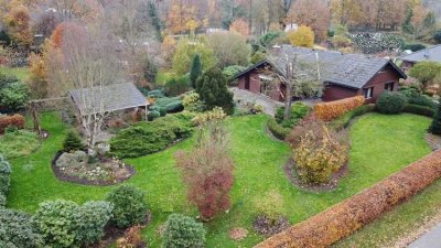 immo-schramm.de: Winkelbungalow als Holzhaus auf herrlichem Grundstück