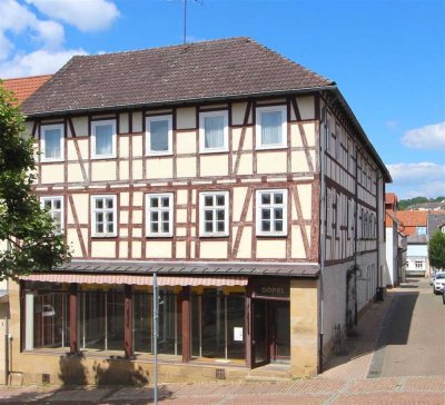 Mehrfamilienhaus mit großer Gewerbefläche am Marktplatz in Sontra