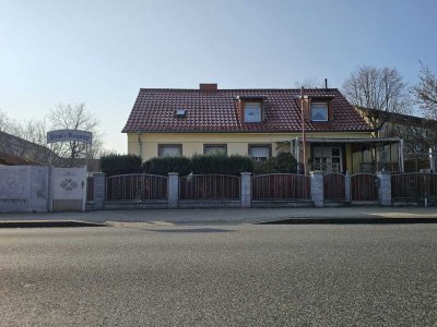 Einfamilienhaus mit viel Platz und Baugrundstück