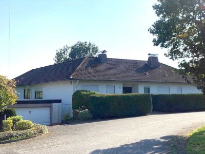 ---Alles auf einer Ebene - Walmdach-Bungalow mit Terrassen und Garten in Ortsrandlage---