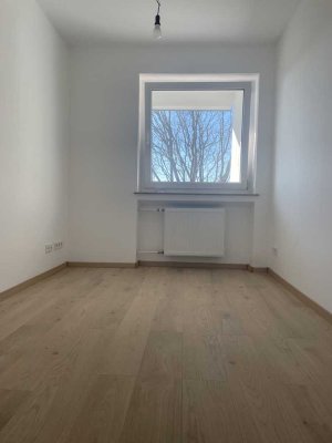 Erstbezug nach Sanierung mit Balkon: Geschmackvolle 4-Zimmer-Wohnung in Fürstenfeldbruck