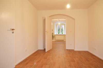 Neuwertige Single-Wohnung im EG mit zwei Zimmern sowie Terrasse und EBK in Kelheim