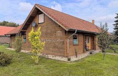 Gemütliches Holzhaus mit großzügiger Raumaufteilung und Carport in Sackgassenlage