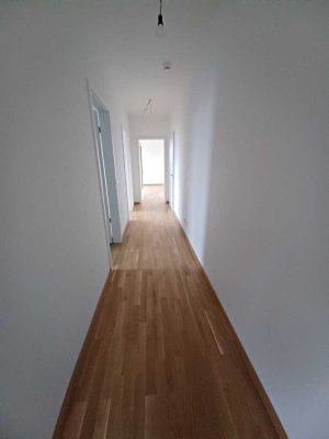 **Geräumige 3-Zimmer-Wohnung im 1. Obergeschoss mit Balkon**